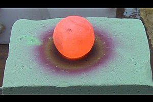  Раскаленный никель плавит флористическую пену: завораживающе видео - фото 1