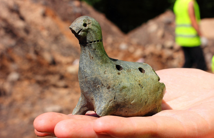 Старорусские археологи сообщили об обнаружении игрушечного динозавра - фото 1