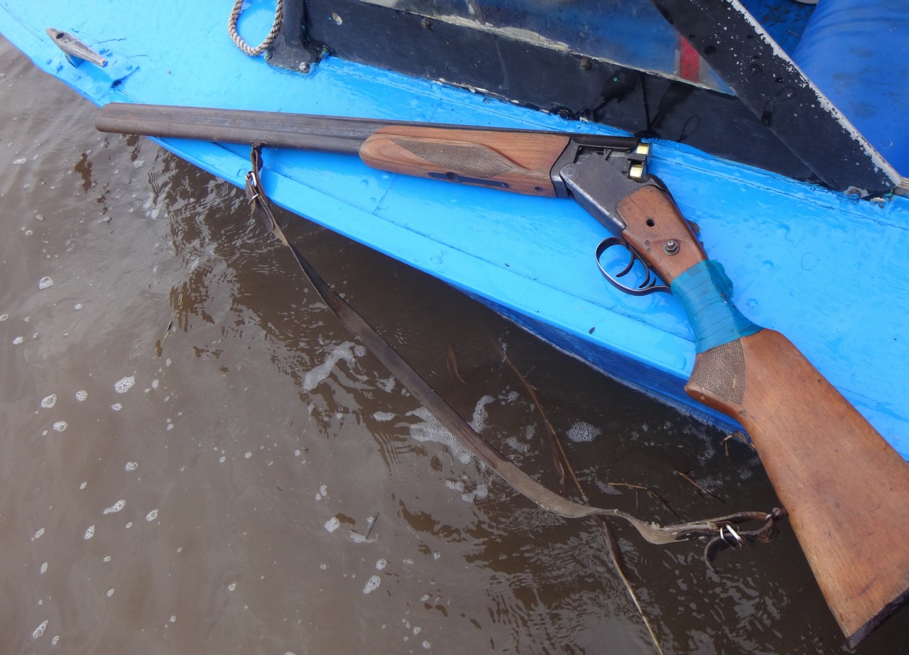 4 мотолодки, 19 сетей и 2 ружья изъято у браконьеров во время весеннего нереста рыб - фото 2