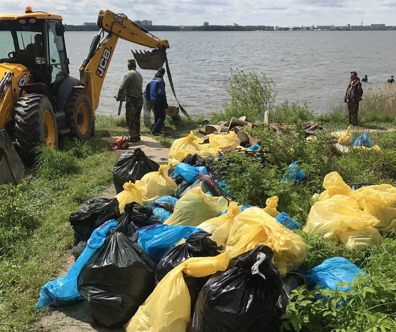 Сотрудники минэкологии приняли участие в акции по расчистке берегов озера в Солнечногорском районе - фото 2