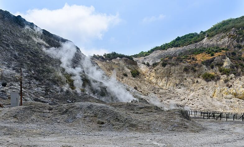  Геологи Италии: из-за землетрясений может проснутся супервулкан Кампи-Флегрей и тогда... - фото 2