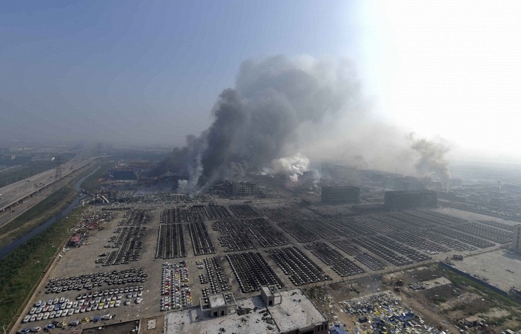  СМИ: в китайском Тяньцзине вновь слышны взрывы, возник новый пожар - фото 1