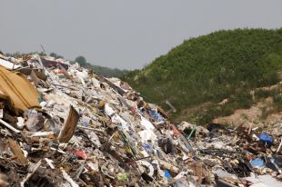  СМИ: В Латвии на границе с Россией сваливают токсичные отходы из Европы  - фото 1