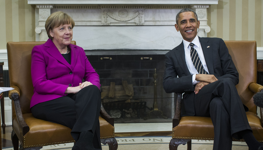  Spiegel: Меркель обязана разорвать "дьявольскую сделку" с США  - фото 1
