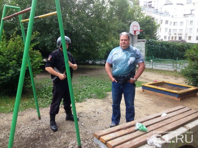  В Екатеринбурге ТСЖ вызвало автоматчиков, чтобы выгнать детей из двора - фото 2