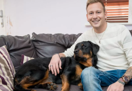 В Англии собака открыла дверь медикам скорой помощи и спасла жизнь хозяину - фото 1