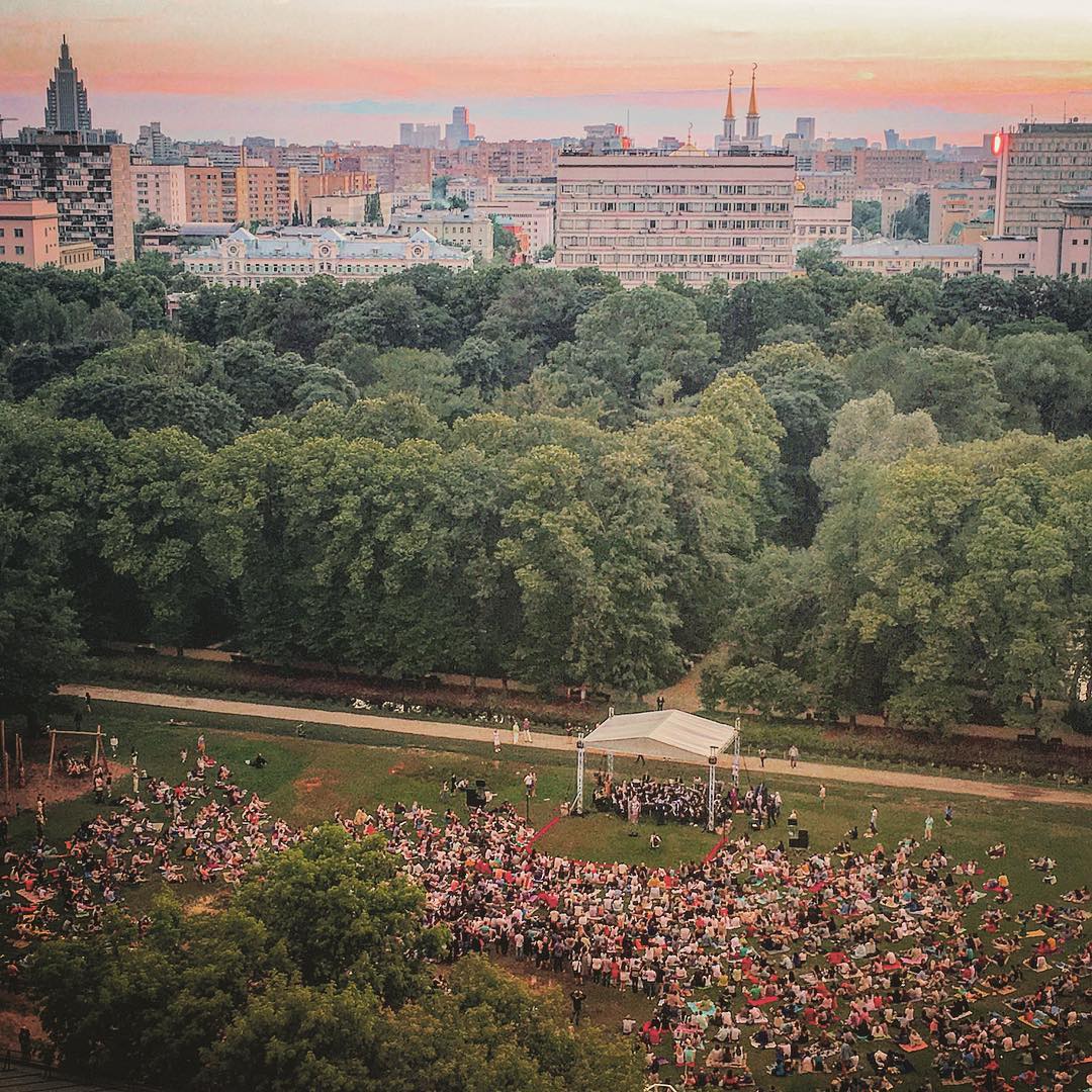 20 мая — грандиозное открытие летнего сезона Ночных классических концертов на траве Classic Open Air Moscow в "Аптекарском огороде"  - фото 1