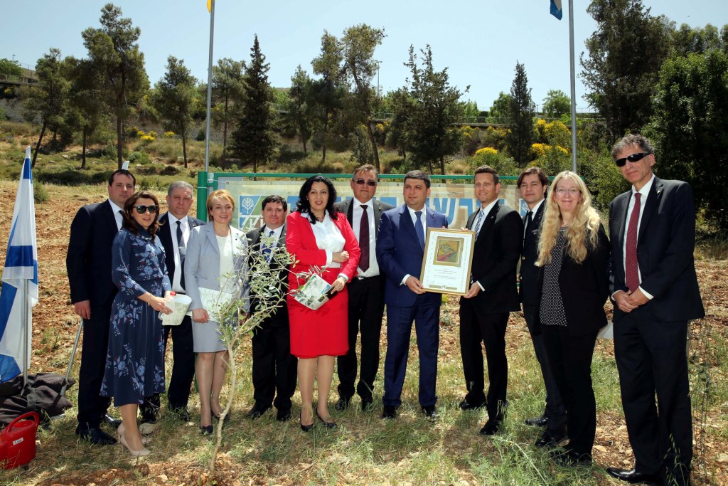 Премьер-министр Украины посадил оливковое дерево в Иерусалиме - фото 2