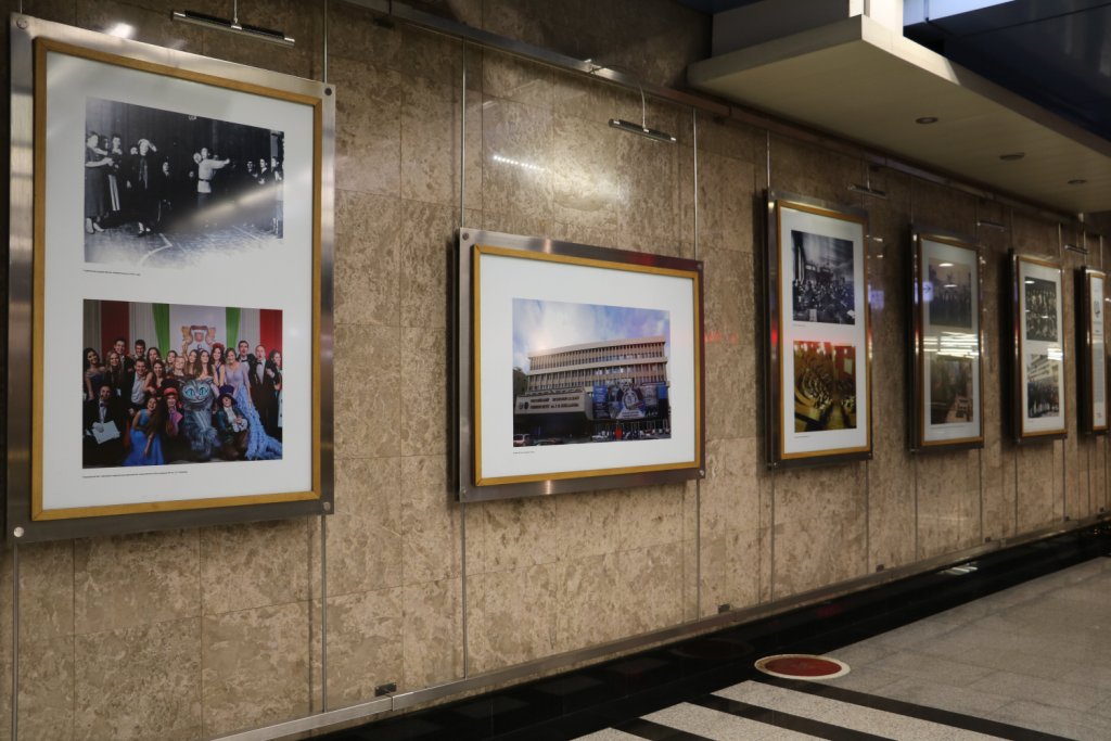  В Московском метро открылась фотовыставка, посвящённая 110-летию Плехановского университета - фото 4