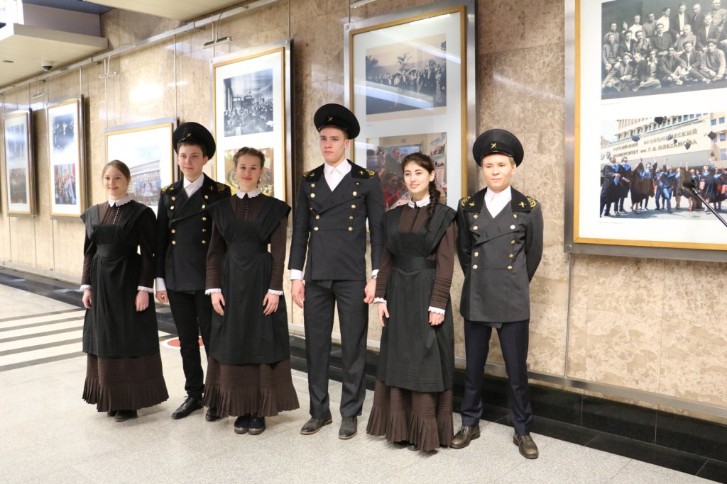  В Московском метро открылась фотовыставка, посвящённая 110-летию Плехановского университета - фото 5