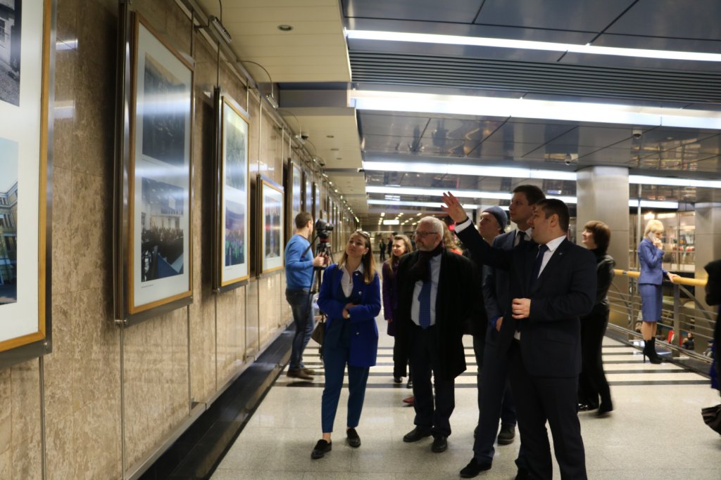  В Московском метро открылась фотовыставка, посвящённая 110-летию Плехановского университета - фото 6