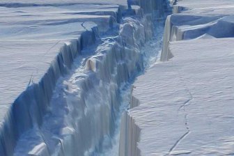  Ученые узнали, почему Антарктида покрывается гигантскими трещинами - фото 1