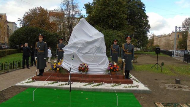 В Петербурге открыли памятник хирургу Федору Углову - фото 9