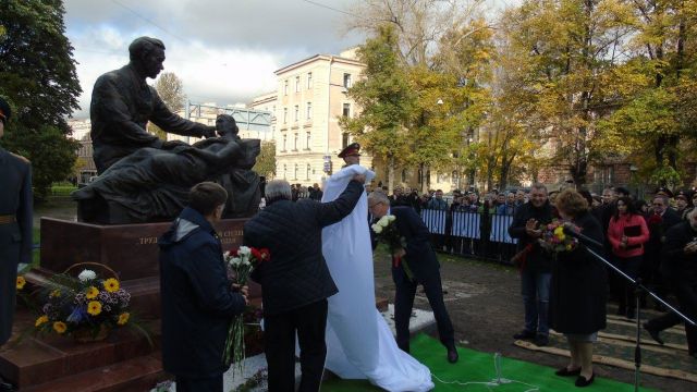 В Петербурге открыли памятник хирургу Федору Углову - фото 11