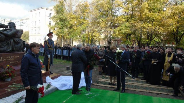 В Петербурге открыли памятник хирургу Федору Углову - фото 12