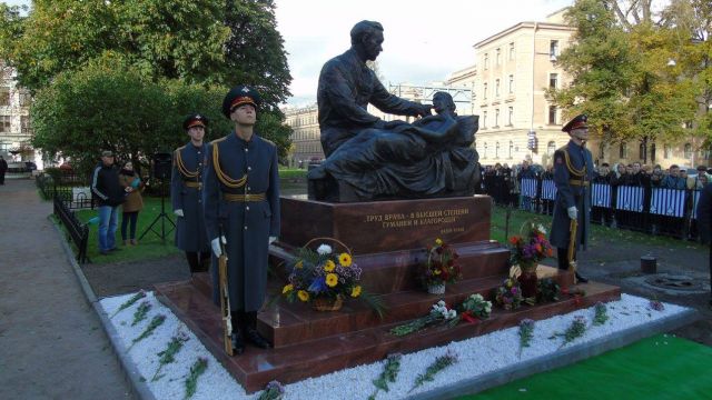 В Петербурге открыли памятник хирургу Федору Углову - фото 15
