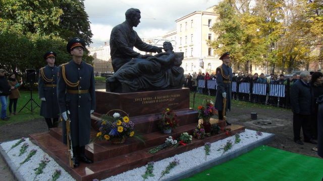 В Петербурге открыли памятник хирургу Федору Углову - фото 27