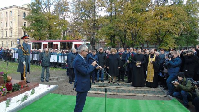 В Петербурге открыли памятник хирургу Федору Углову - фото 29