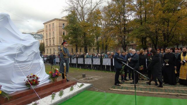 В Петербурге открыли памятник хирургу Федору Углову - фото 38