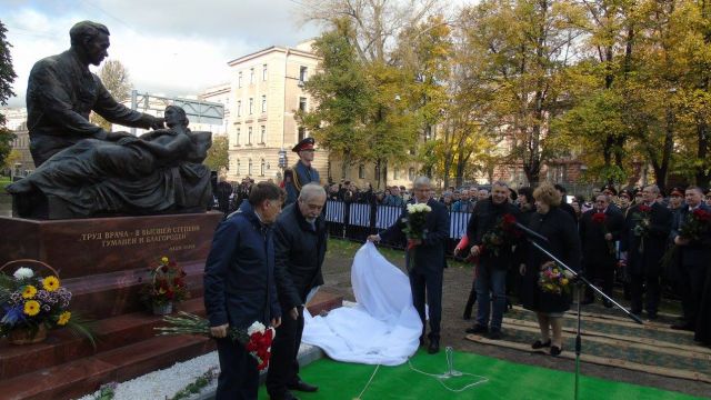 В Петербурге открыли памятник хирургу Федору Углову - фото 42