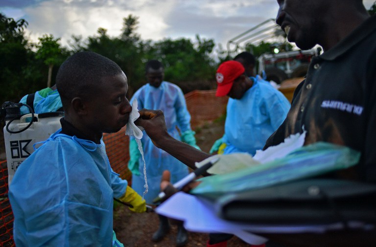 В Либерии неизвестные напали на изолятор Эбола, пациенты бежали - фото 1