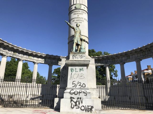 Беспорядки в городах США дошли до осквернения памятников героям Конфедерации - фото 1