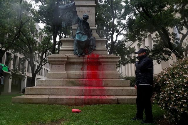 Беспорядки в городах США дошли до осквернения памятников героям Конфедерации - фото 3