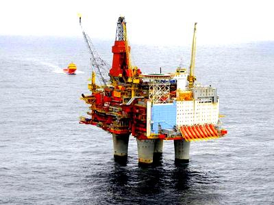 Активисты Greenpeace забрались на норвежскую нефтеплатформу в Арктике - фото 1