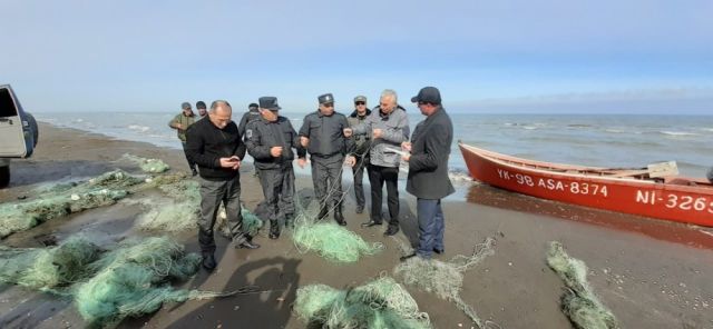 Побережье Каспийского моря очищается от синтетических сетей - фото 1