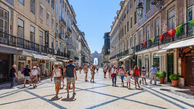 Жители Лиссабона жалуются на ухудшение экологии из-за массового туризма - фото 1