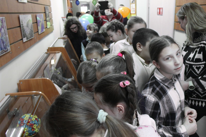 В сельской библиотеке Подмосковья открылась выставка детских работ  - фото 26