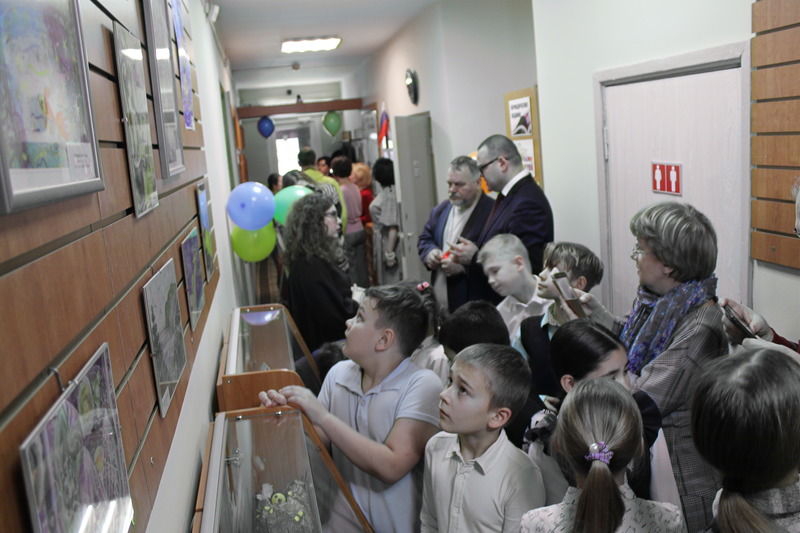 В сельской библиотеке Подмосковья открылась выставка детских работ  - фото 8