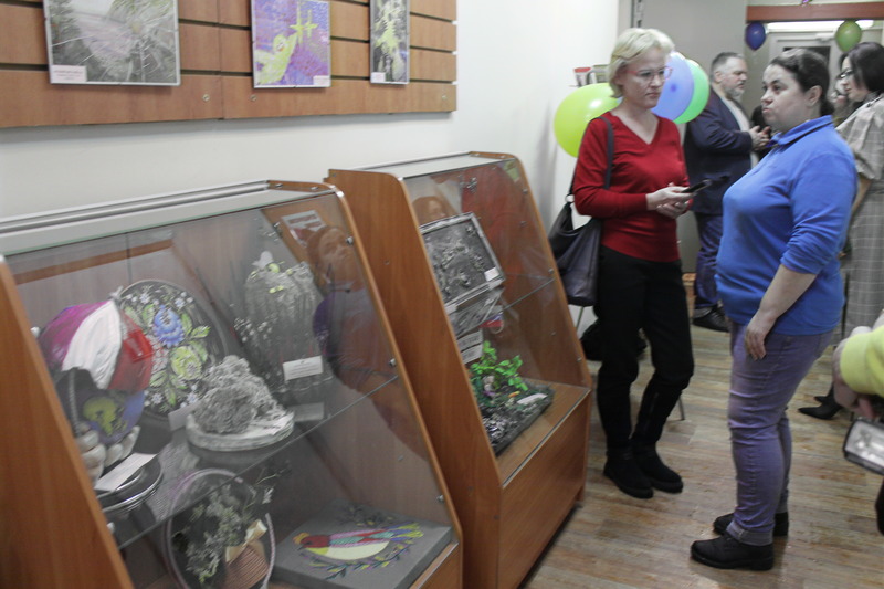В сельской библиотеке Подмосковья открылась выставка детских работ  - фото 12