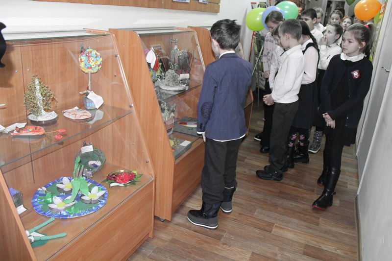В сельской библиотеке Подмосковья открылась выставка детских работ  - фото 18