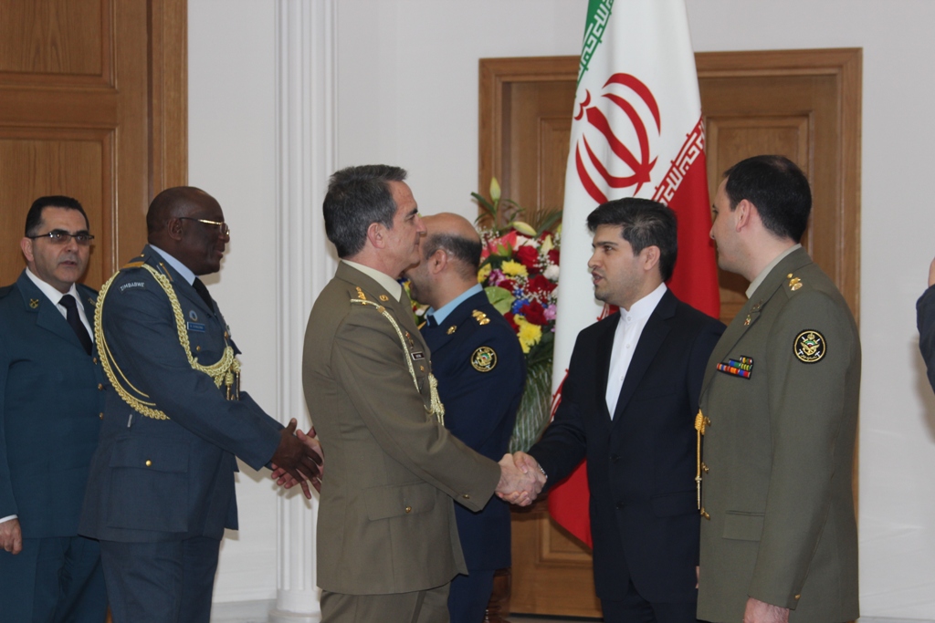  В Москве главы военных атташе поздравили иранских коллег с Днем Вооруженных сил  - фото 1
