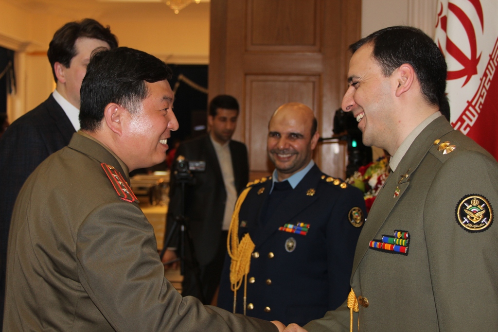  В Москве главы военных атташе поздравили иранских коллег с Днем Вооруженных сил  - фото 2
