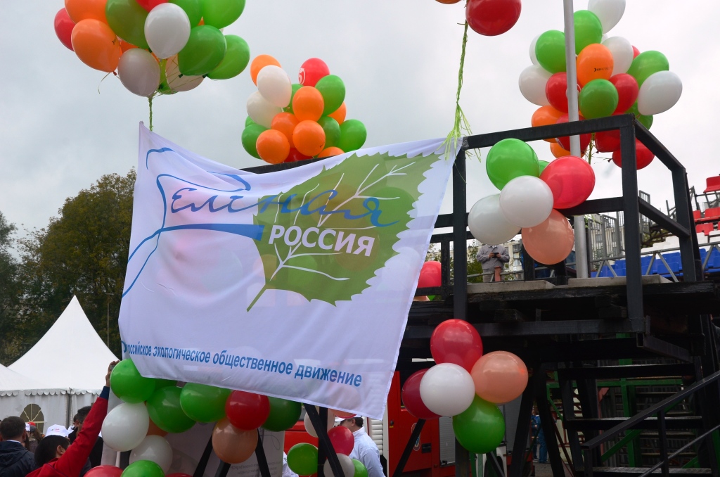  В Москве и других российских регионах проходит акция «Всероссийский экологический субботник – Зеленая Россия»   - фото 44