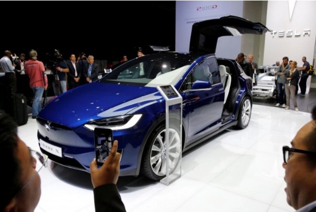  Прежде завоёвывавший сердца экспертов производитель электрических автомобилей Tesla в отзывах потребителей скатился на нижнюю строчку - фото 1