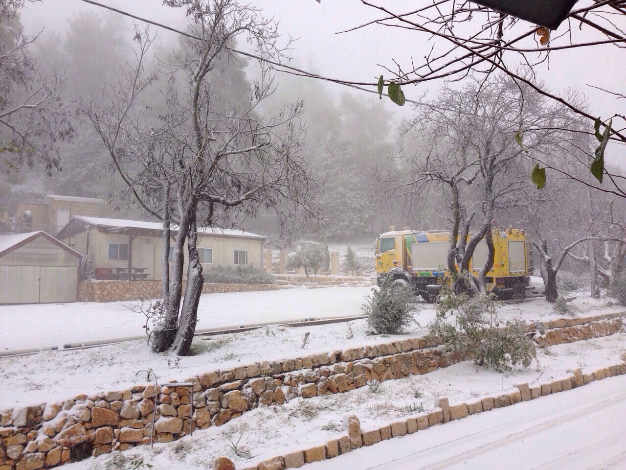  ККЛ ощищает от снега дорогу Маалот  - фото 4