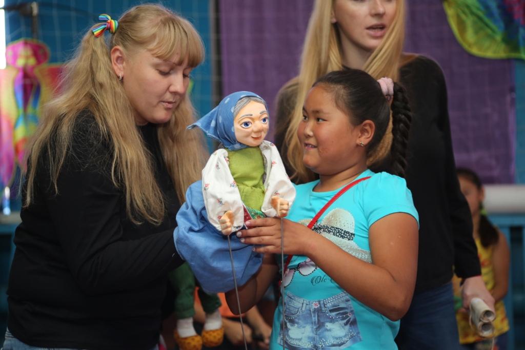  Благотворительный фестиваль корпоративных волонтерских театров приглашает детей на кукольные спектакли - фото 3