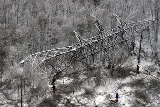  Работники лесного хозяйства помогают восстанавливать электроснабжение на территории Тверской области - фото 1