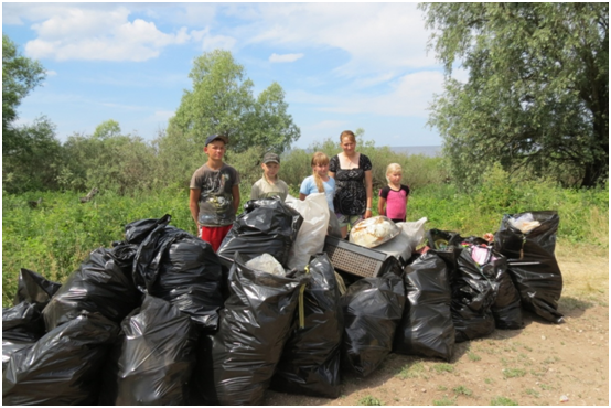  Акция по уборке мусора  прошла  на берегах озера Ильмень 26 июня 2015 года  - фото 1
