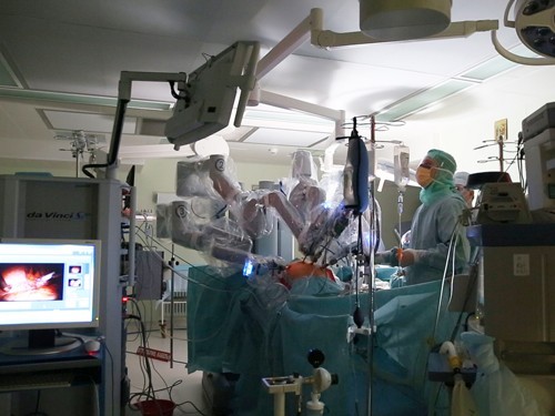  Впервые в России при операции на брюшной части аорты ассистировал робот - фото 2