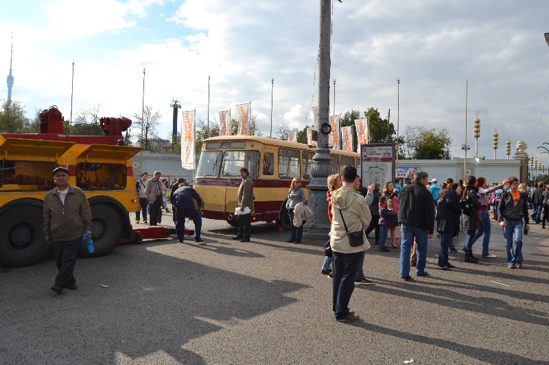 "Фото из окна". Из окна ретроавтобуса на ВДНХ - фото 8