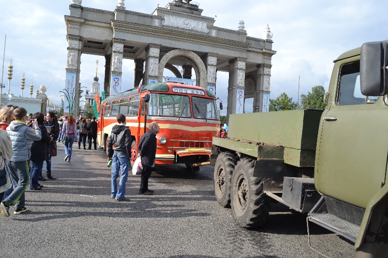 "Фото из окна". Из окна ретроавтобуса на ВДНХ - фото 9