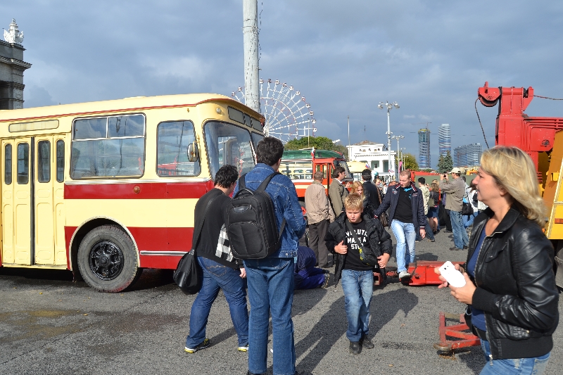 "Фото из окна". Из окна ретроавтобуса на ВДНХ - фото 16