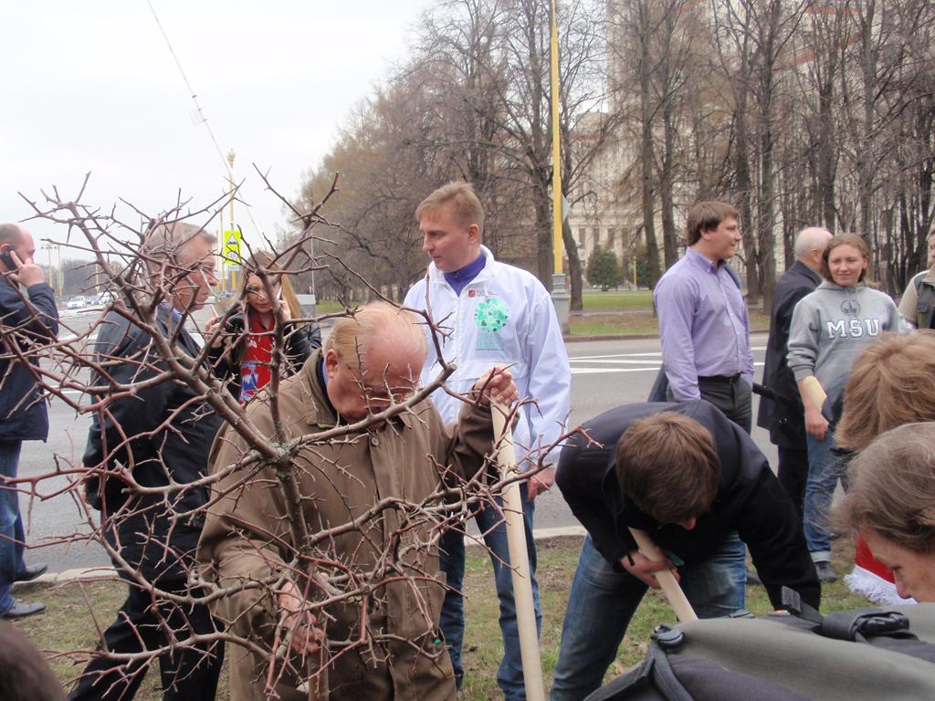Виктор Садовничий разбил яблоневый сад у МГУ. В рамках акции «День Земли»  - фото 12