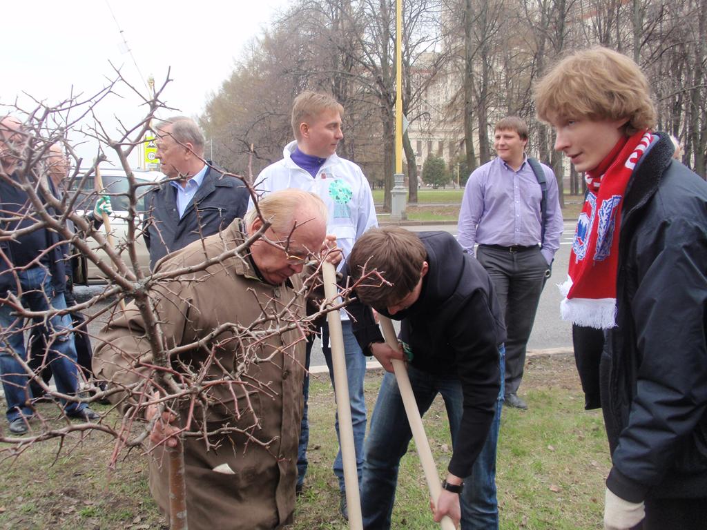 Виктор Садовничий разбил яблоневый сад у МГУ. В рамках акции «День Земли»  - фото 13