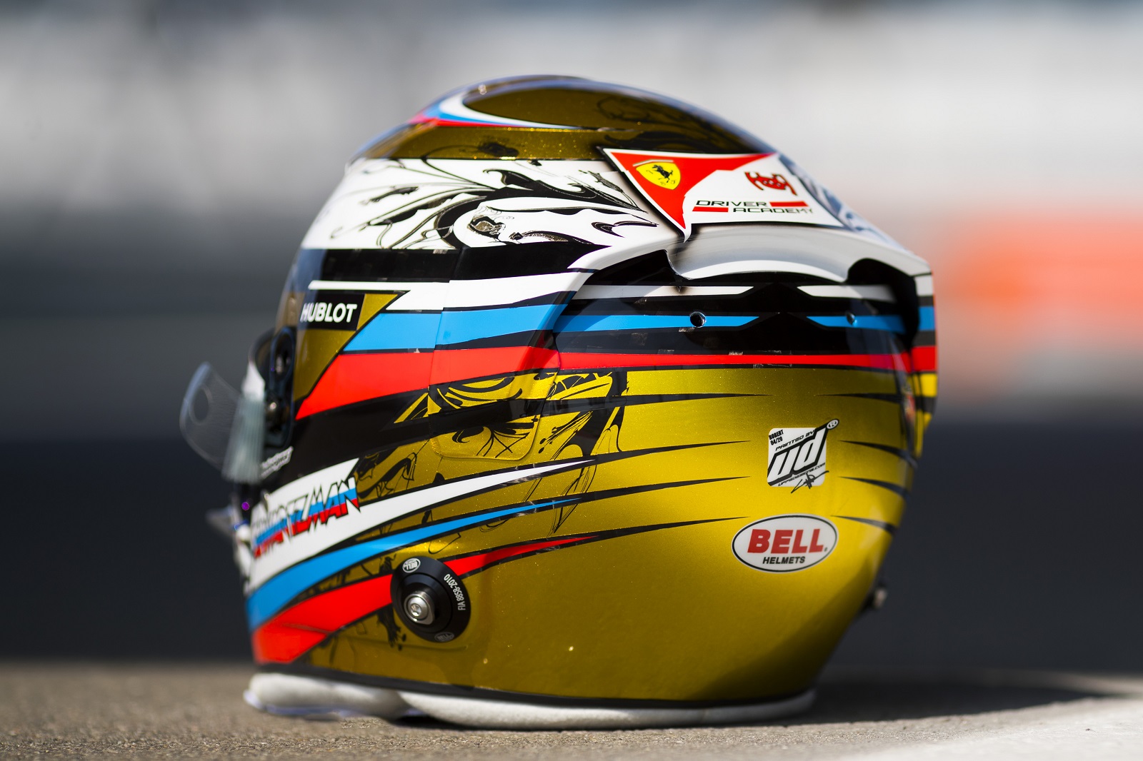 Пилот подготовил специальный дизайн шлема к своему «домашнему» этапу Формулы 2, который пройдет 25-27 сентября в Сочи  - фото 1