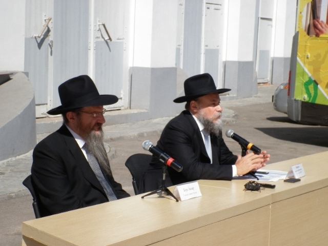 Берл Лазар отправил по стране мобильные синагоги (Фото) - фото 8
